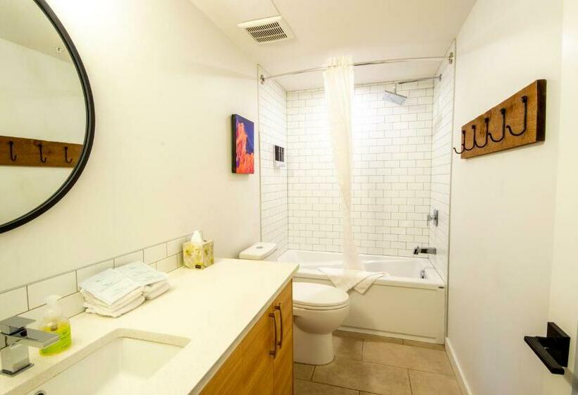 בית מלון כפרי Basecamp Resorts Revelstoke