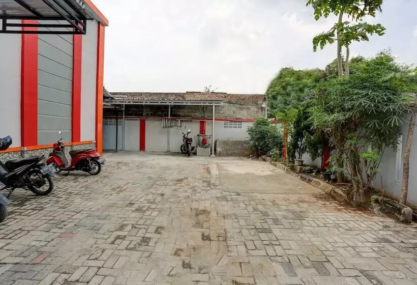 ホテル Reddoorz Near Kelapa Gading