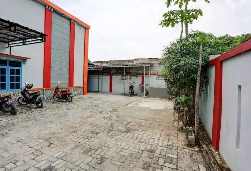 ホテル Reddoorz Near Kelapa Gading