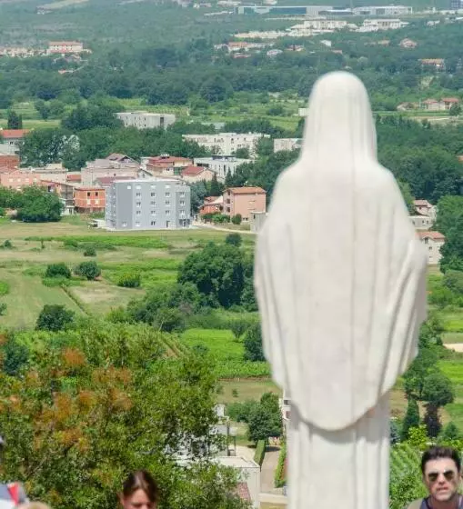 هتل Tau