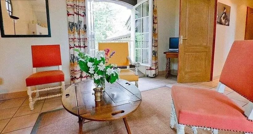 Majatalo Château De Joyeux  Gîtes