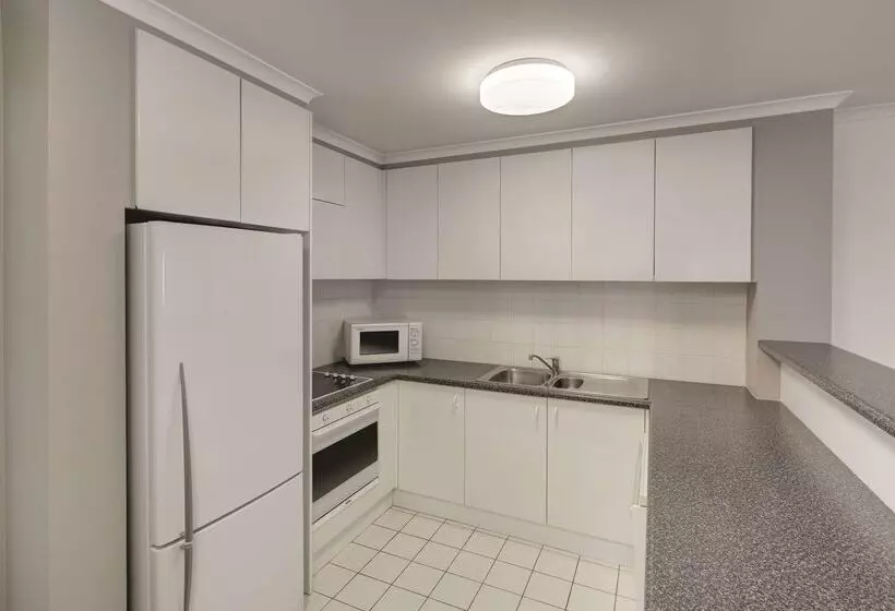 ホテル Adina Serviced Apartments Canberra James Court