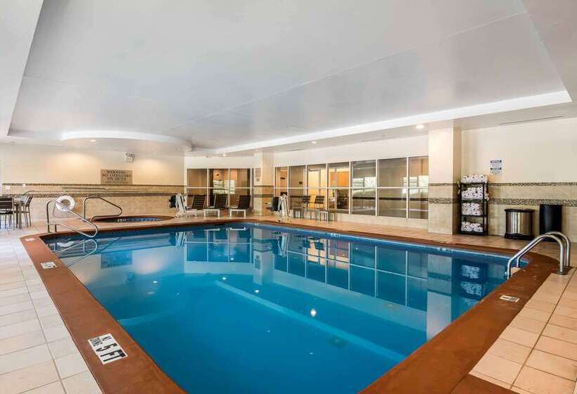 هتل Comfort Inn & Suites Near Six Flags