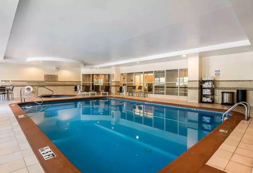 호텔 Comfort Inn & Suites Near Six Flags