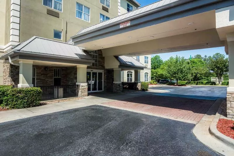 호텔 Comfort Inn & Suites Near Six Flags