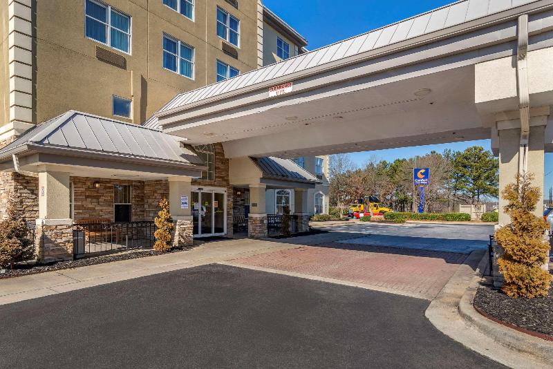 هتل Comfort Inn & Suites Near Six Flags