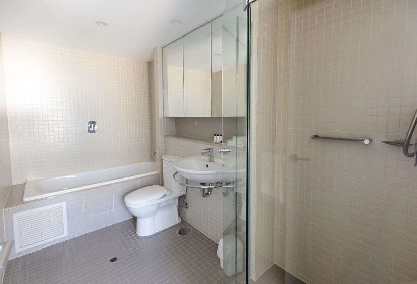 Hotel Oaks Glenelg Plaza Pier Suites