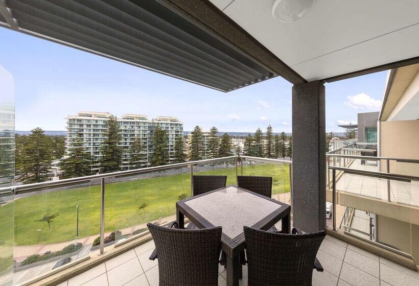 Hotel Oaks Glenelg Plaza Pier Suites