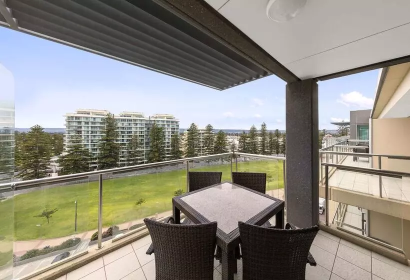 Hotel Oaks Glenelg Plaza Pier Suites