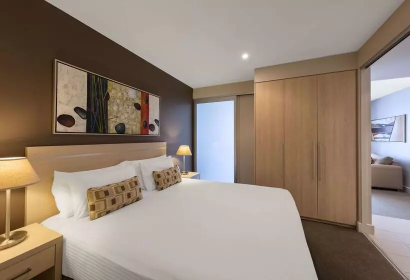 Hotel Oaks Glenelg Plaza Pier Suites