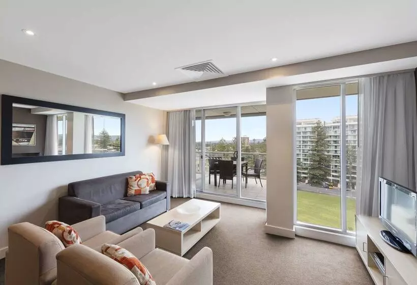 Hotel Oaks Glenelg Plaza Pier Suites