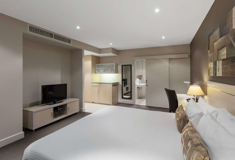 Hotel Oaks Glenelg Plaza Pier Suites