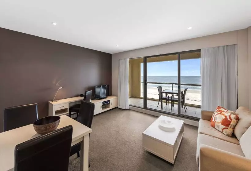 Hotel Oaks Glenelg Plaza Pier Suites