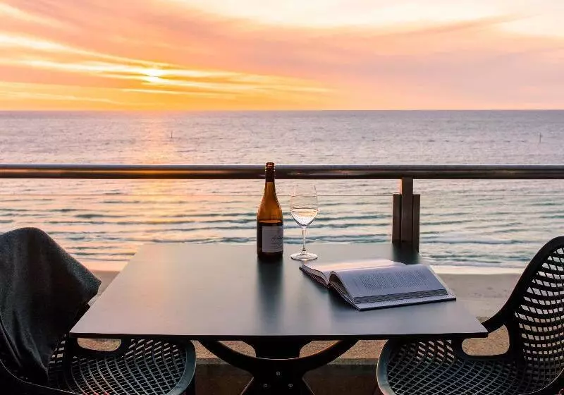 Hotel Oaks Glenelg Plaza Pier Suites