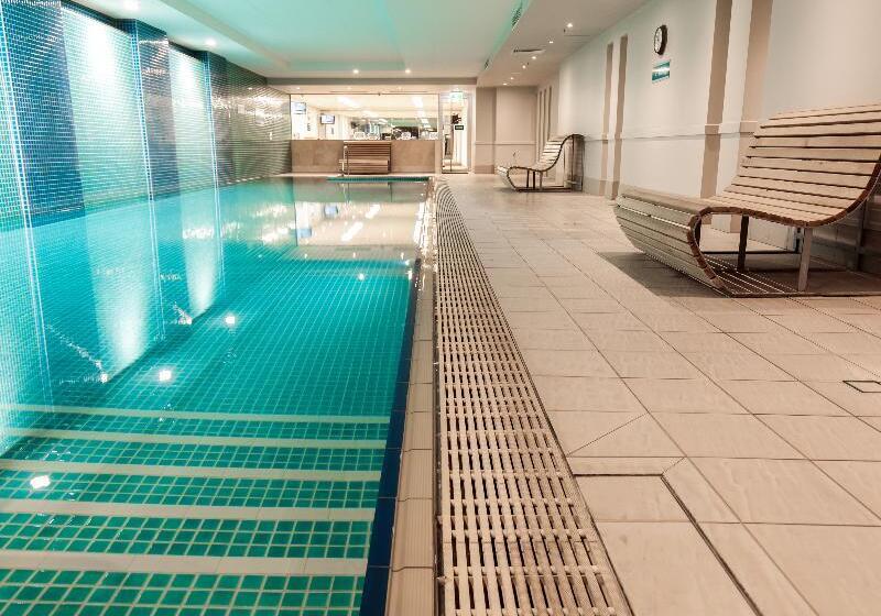 Hotel Oaks Glenelg Plaza Pier Suites