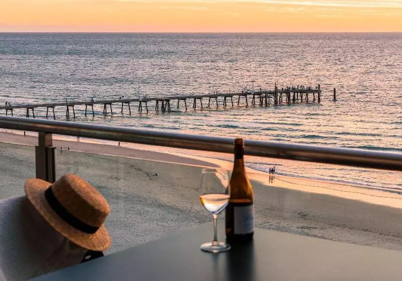 Hotel Oaks Glenelg Plaza Pier Suites