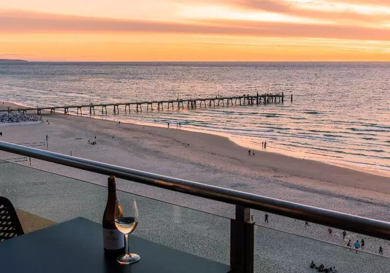 Hotel Oaks Glenelg Plaza Pier Suites