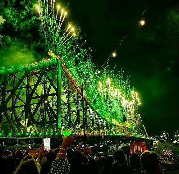 בית מלון כפרי Oakwood  & Apartments Brisbane