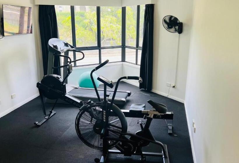 בית מלון כפרי Oakwood  & Apartments Brisbane