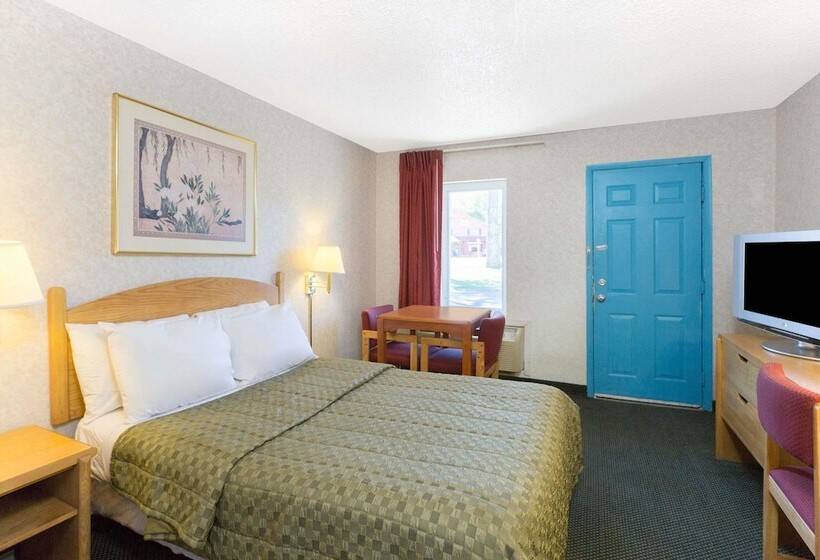 فندق Pocono Night Lodge