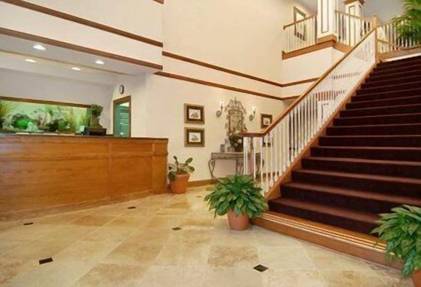 هتل Quality Inn & Suites I 35 E Walnut Hill