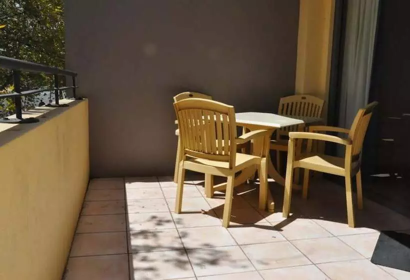 Отель Rnr Serviced Apartments Adelaide