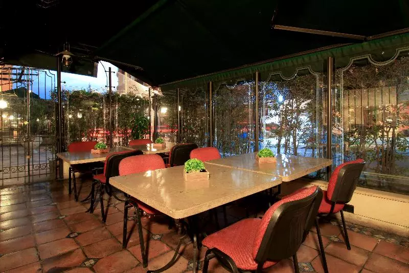 酒店 Windsor House Inn By Geh Suites