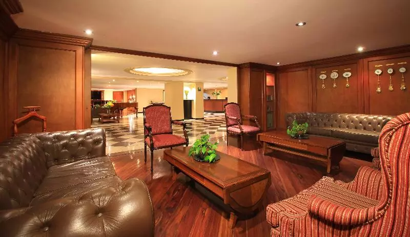 酒店 Windsor House Inn By Geh Suites