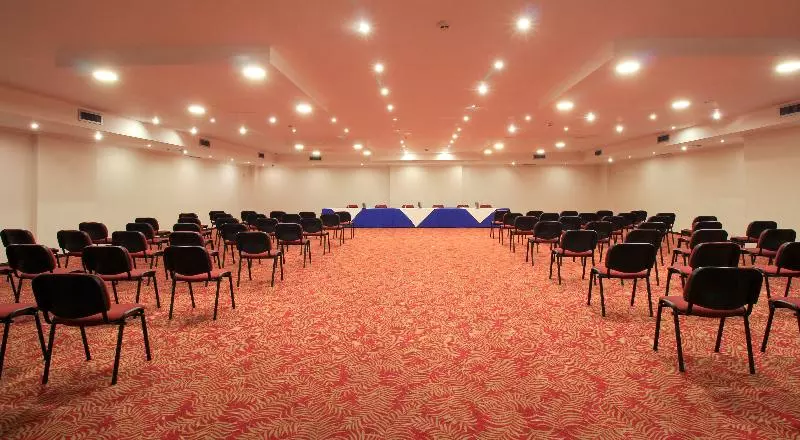 酒店 Windsor House Inn By Geh Suites