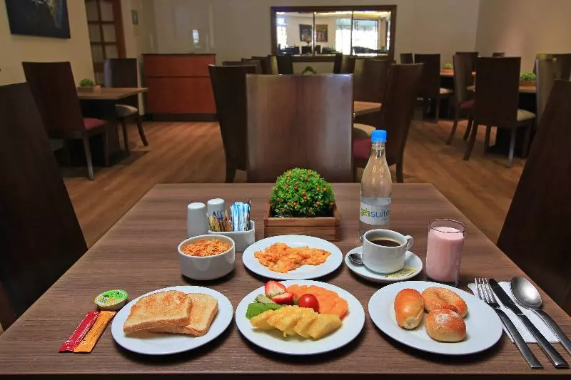 酒店 Windsor House Inn By Geh Suites