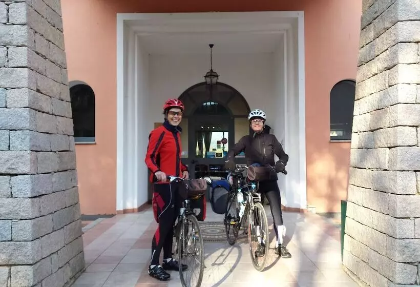 Отель Pausania Inn