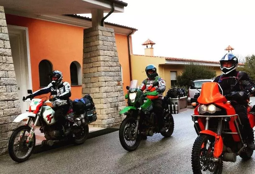 Отель Pausania Inn