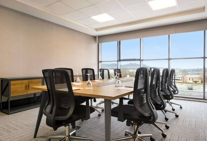 هتل Ramada By Wyndham Tire