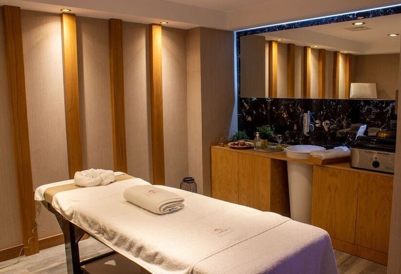 هتل Ramada By Wyndham Tire