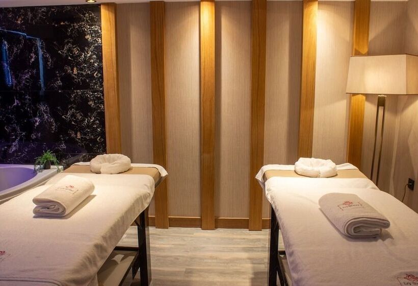 هتل Ramada By Wyndham Tire