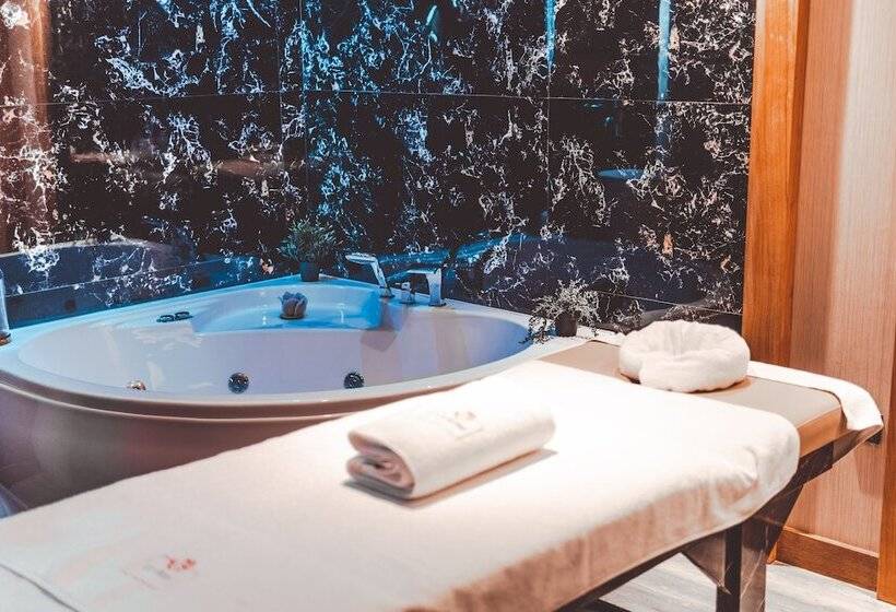 هتل Ramada By Wyndham Tire