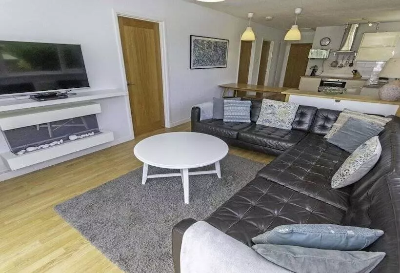 Swallows Croyde 3 Bedrooms, Sleeps 6, Beach Chalet