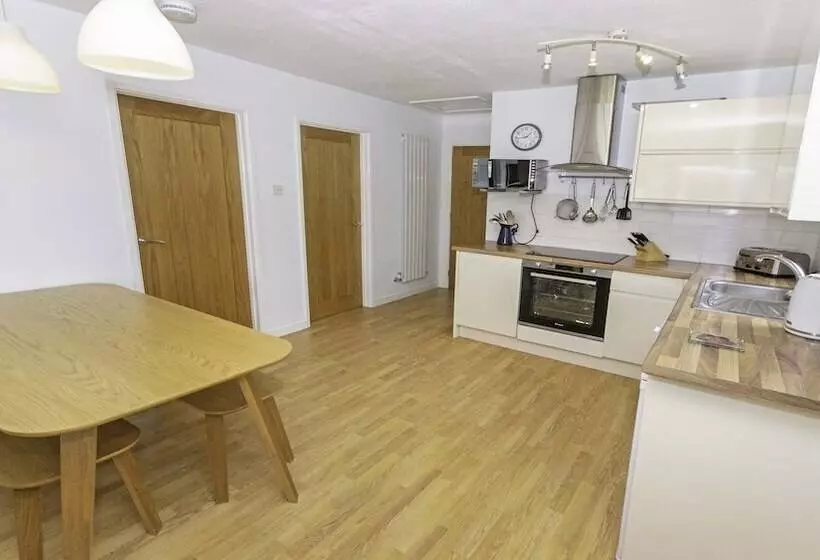 Swallows Croyde 3 Bedrooms, Sleeps 6, Beach Chalet