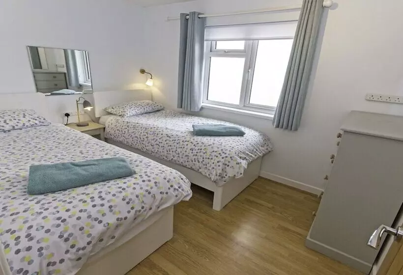 Swallows Croyde 3 Bedrooms, Sleeps 6, Beach Chalet