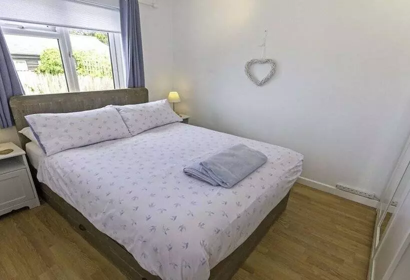 Swallows Croyde 3 Bedrooms, Sleeps 6, Beach Chalet