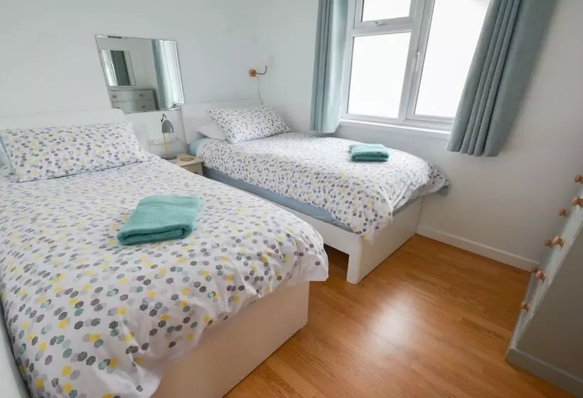 Swallows Croyde 3 Bedrooms, Sleeps 6, Beach Chalet