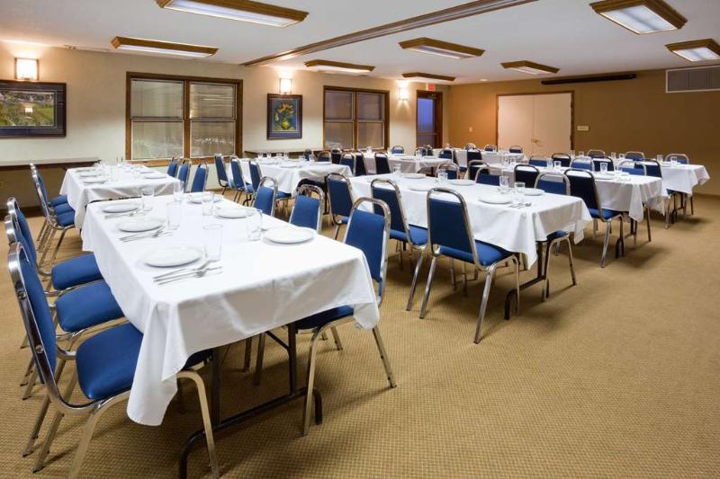 Отель Country Inn & Suites By Radisson, Pella, Ia