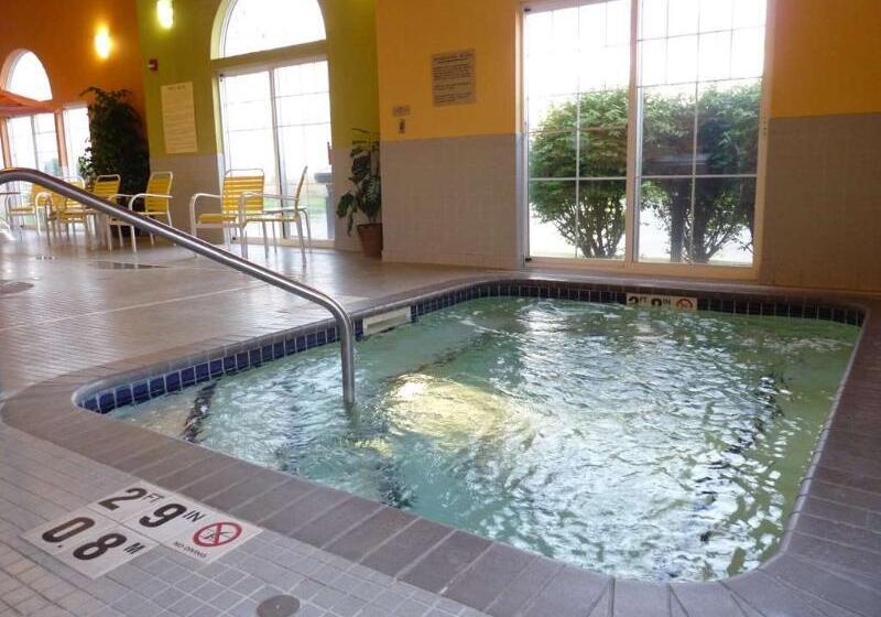 Отель Country Inn & Suites By Radisson, Pella, Ia