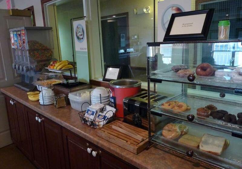 Отель Country Inn & Suites By Radisson, Pella, Ia