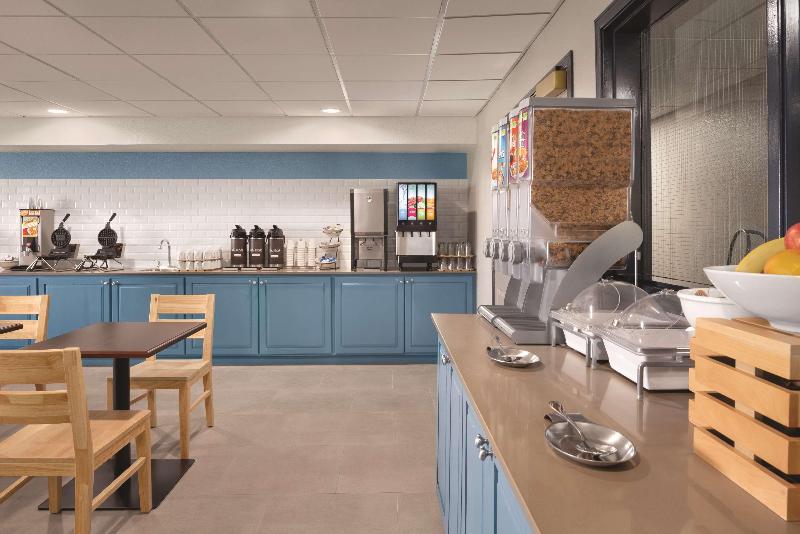 Отель Country Inn & Suites By Radisson, Pella, Ia