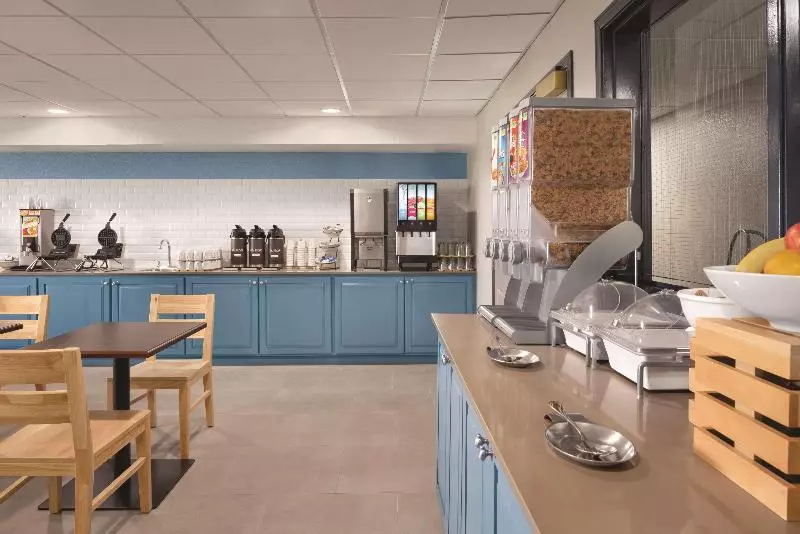 Отель Country Inn & Suites By Radisson, Pella, Ia