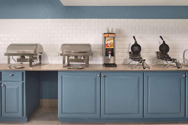 Отель Country Inn & Suites By Radisson, Pella, Ia