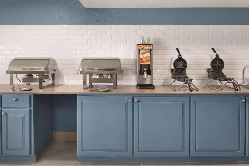 Отель Country Inn & Suites By Radisson, Pella, Ia