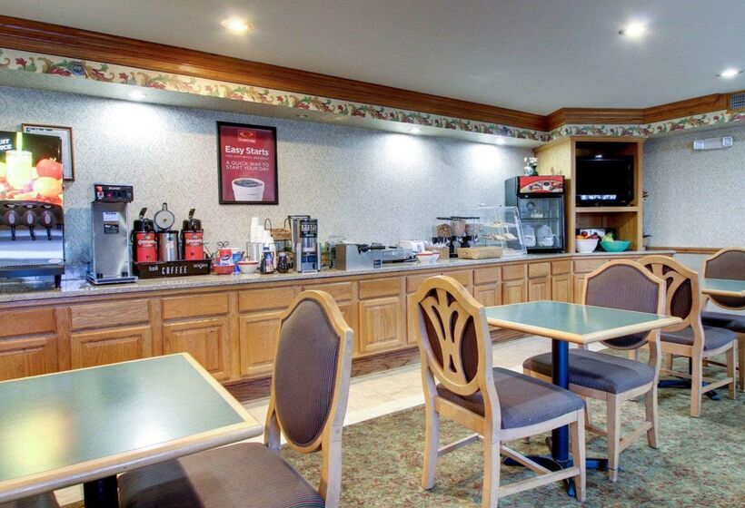 בית מלון כפרי Econo Lodge Inn & Suites