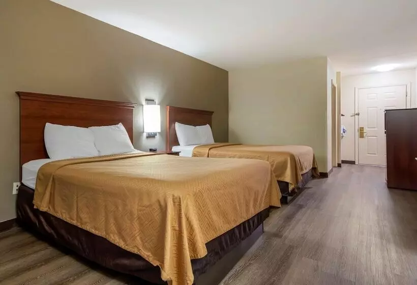 هتل Econo Lodge Inn & Suites